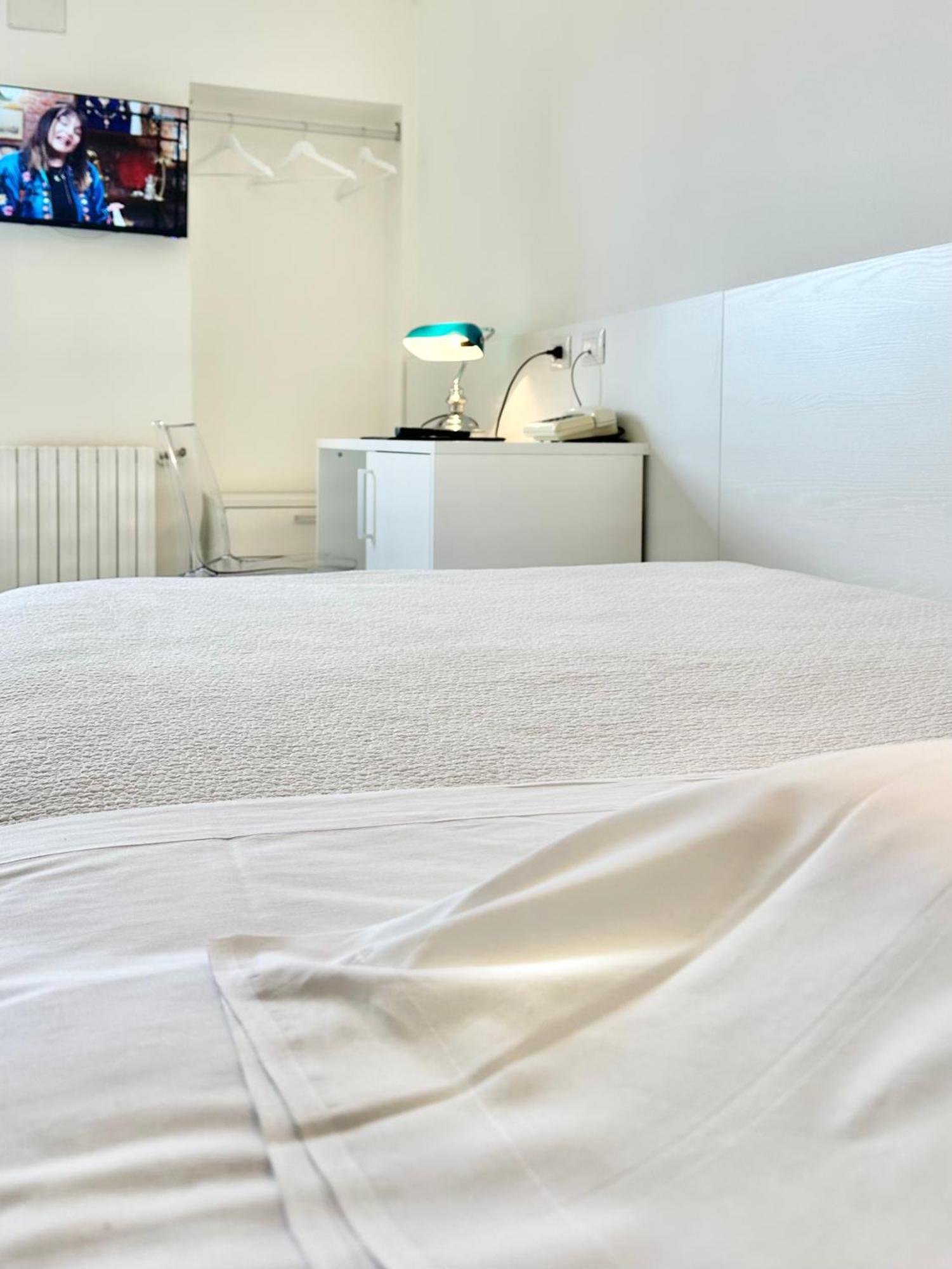 Albergo Hotel Raffaello Urbino Bagian luar foto