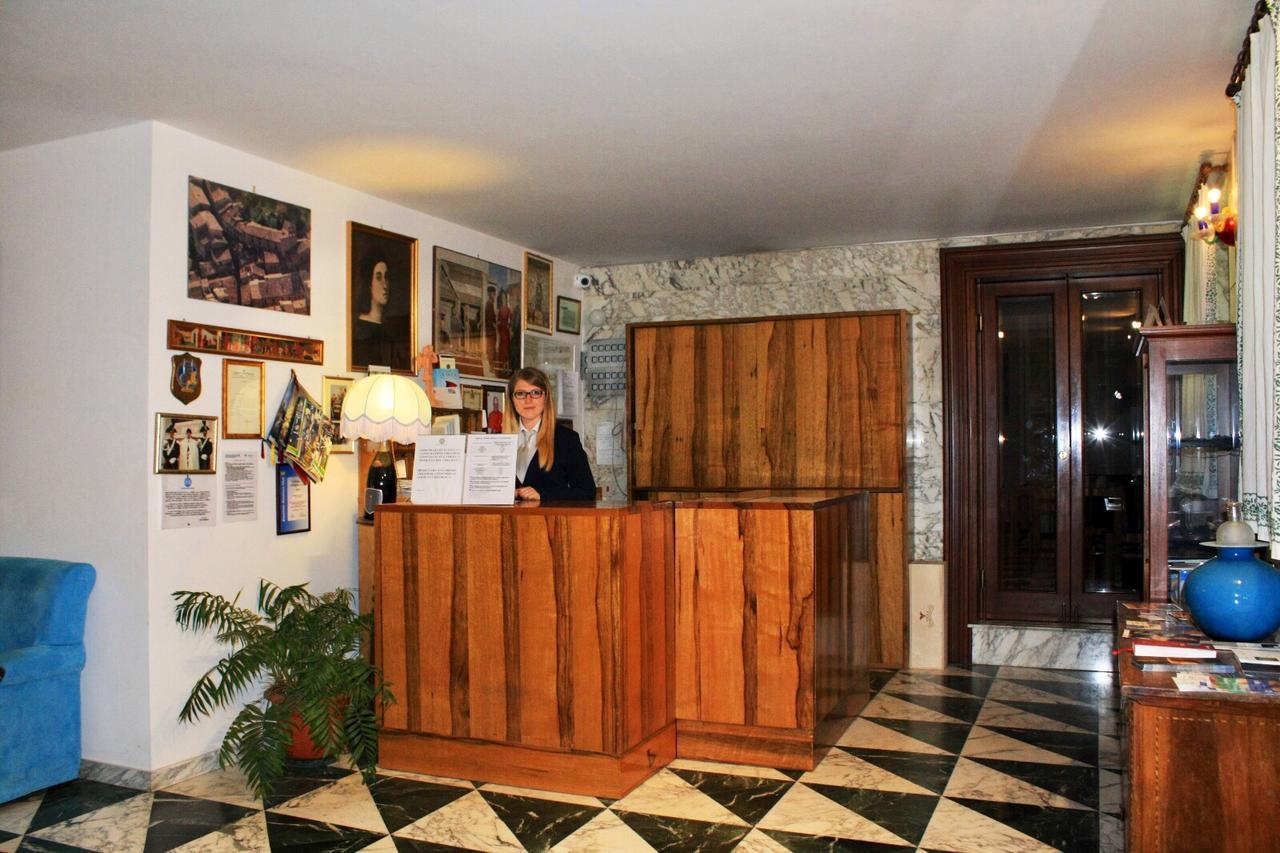 Albergo Hotel Raffaello Urbino Bagian luar foto