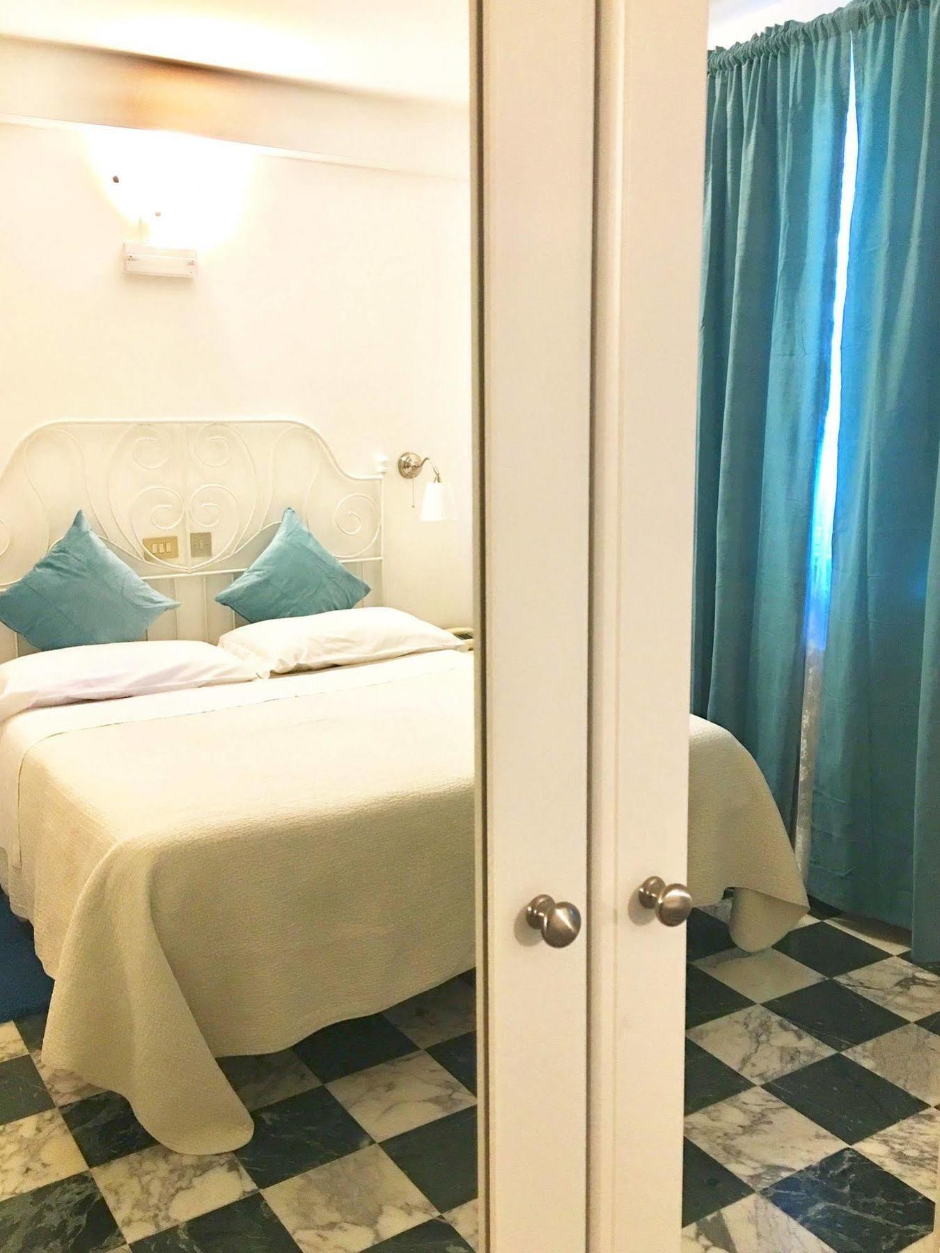 Albergo Hotel Raffaello Urbino Bagian luar foto