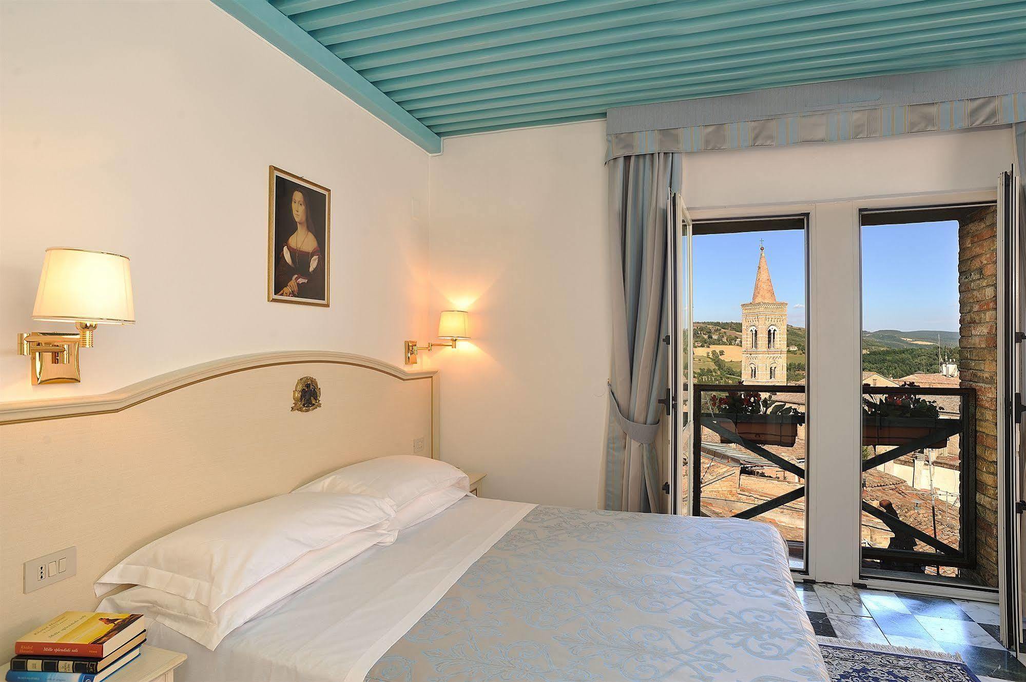 Albergo Hotel Raffaello Urbino Bagian luar foto