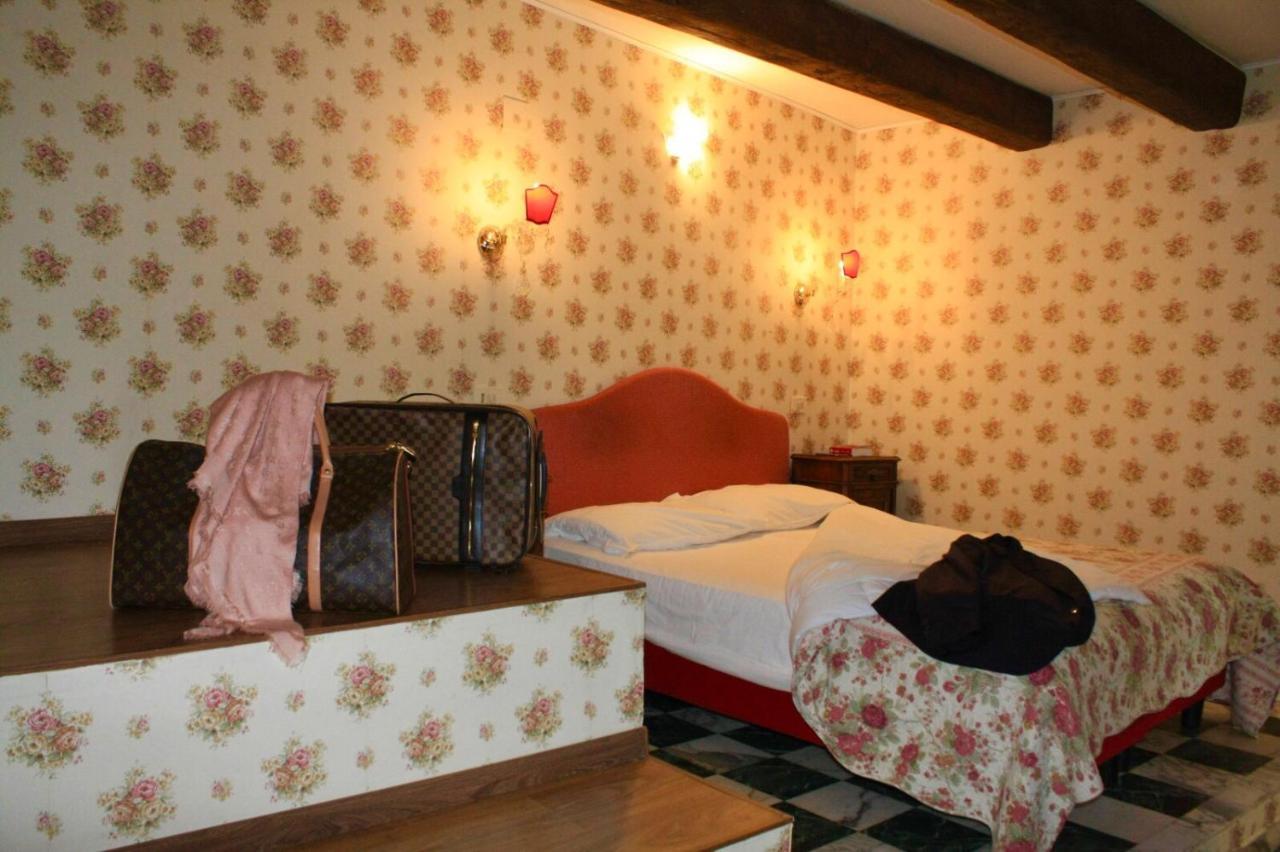 Albergo Hotel Raffaello Urbino Bagian luar foto